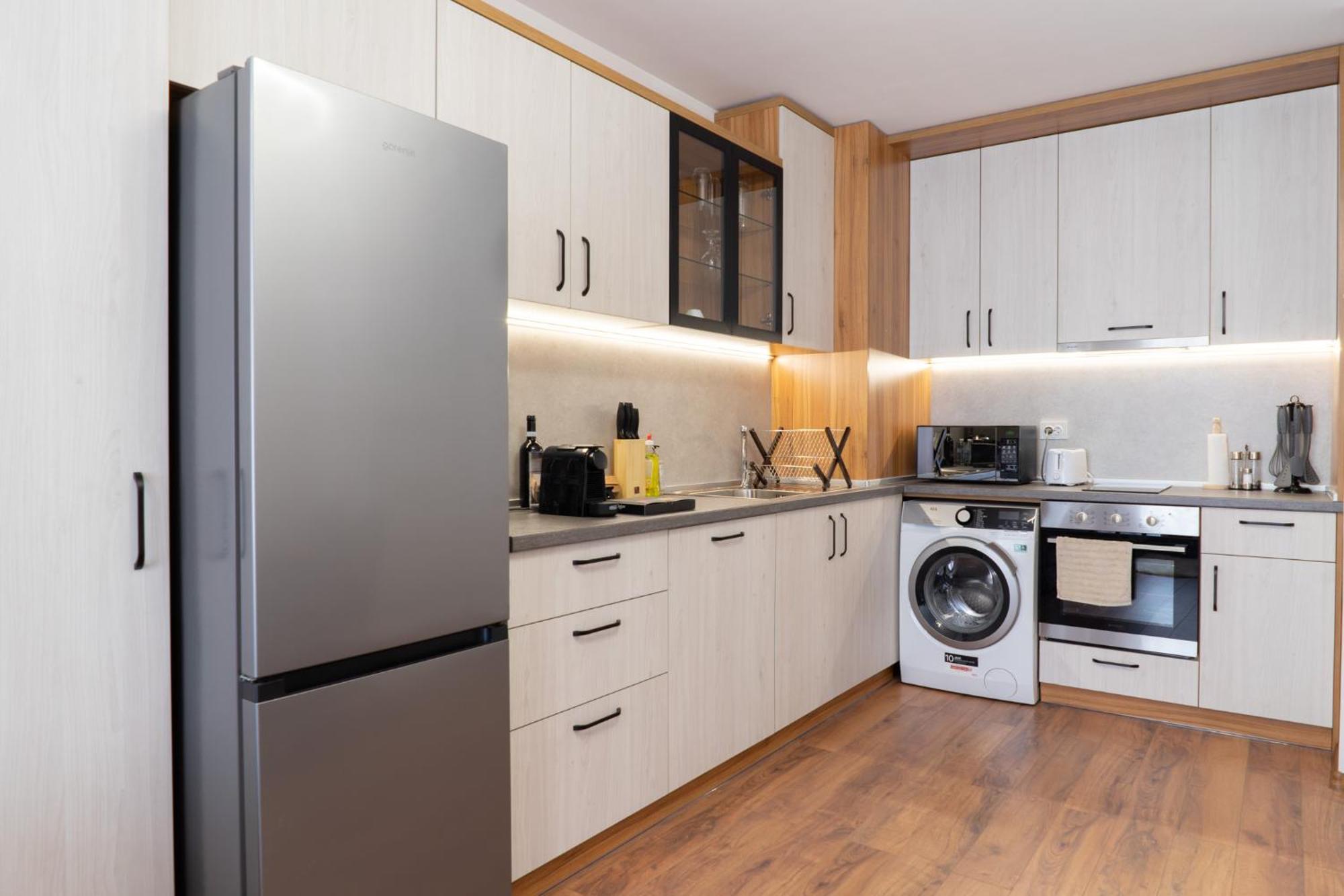 New Modern & Cozy Apartment With Free Private Parking And Ev Charging Station فارنا المظهر الخارجي الصورة